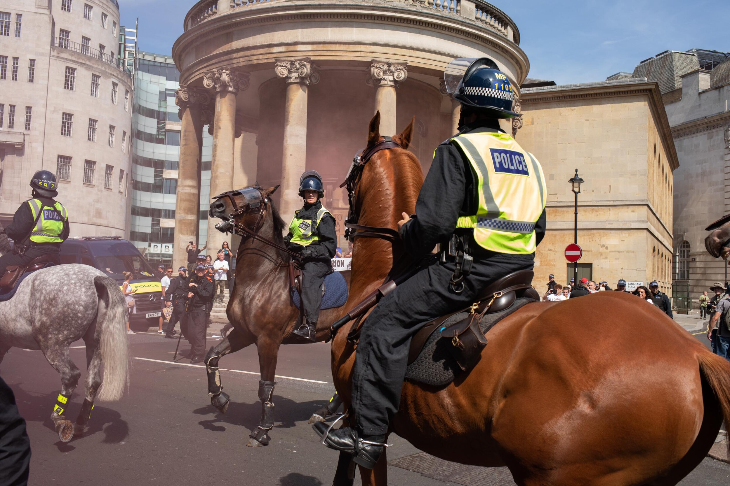  Mounted police arrive to separate Free Tommy Robinson demonstrators and anti-fascist groups including Stand up to Racism. 