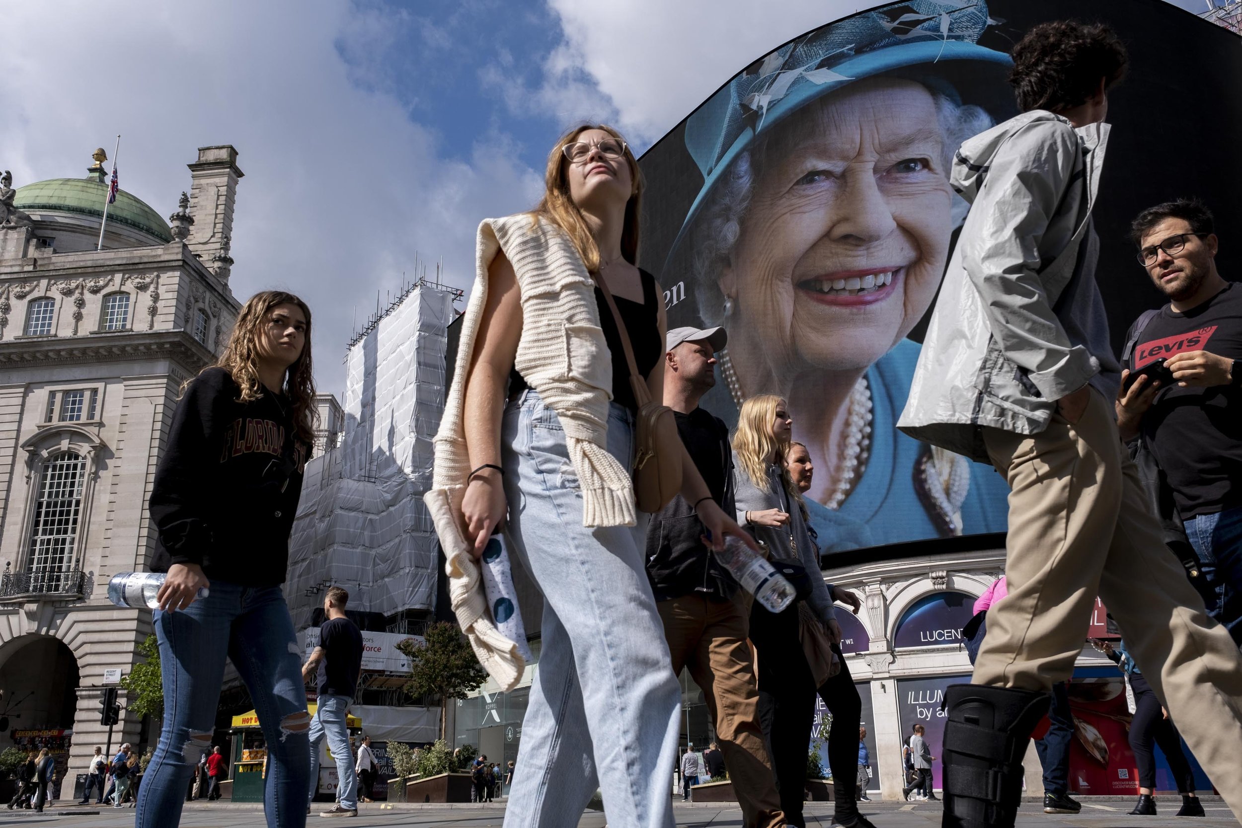  Piccadilly screens display the face of the Queen as advertising is temporarily suspended. 