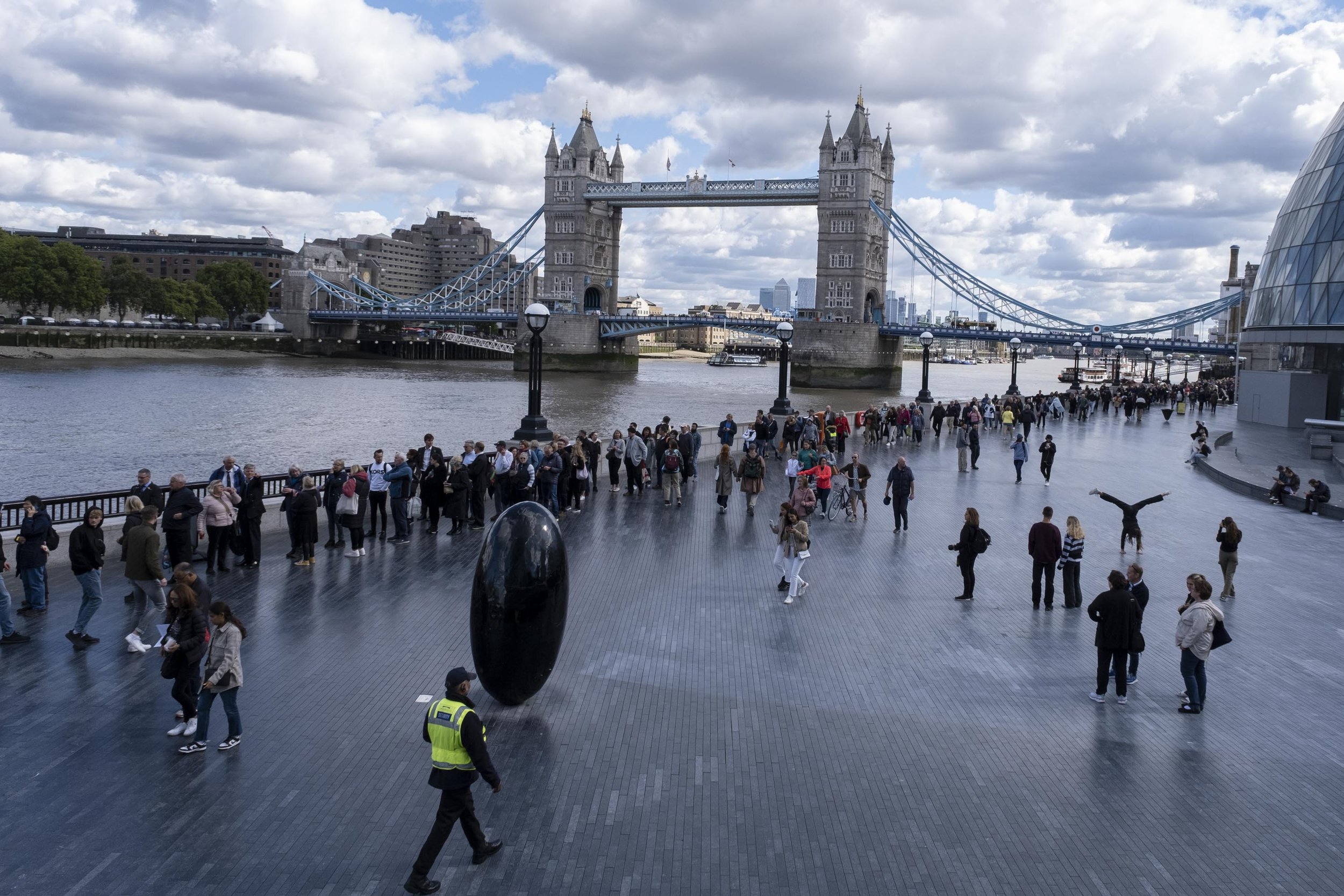  The queue to see Queen lying in state reaches Tower Bridge. 