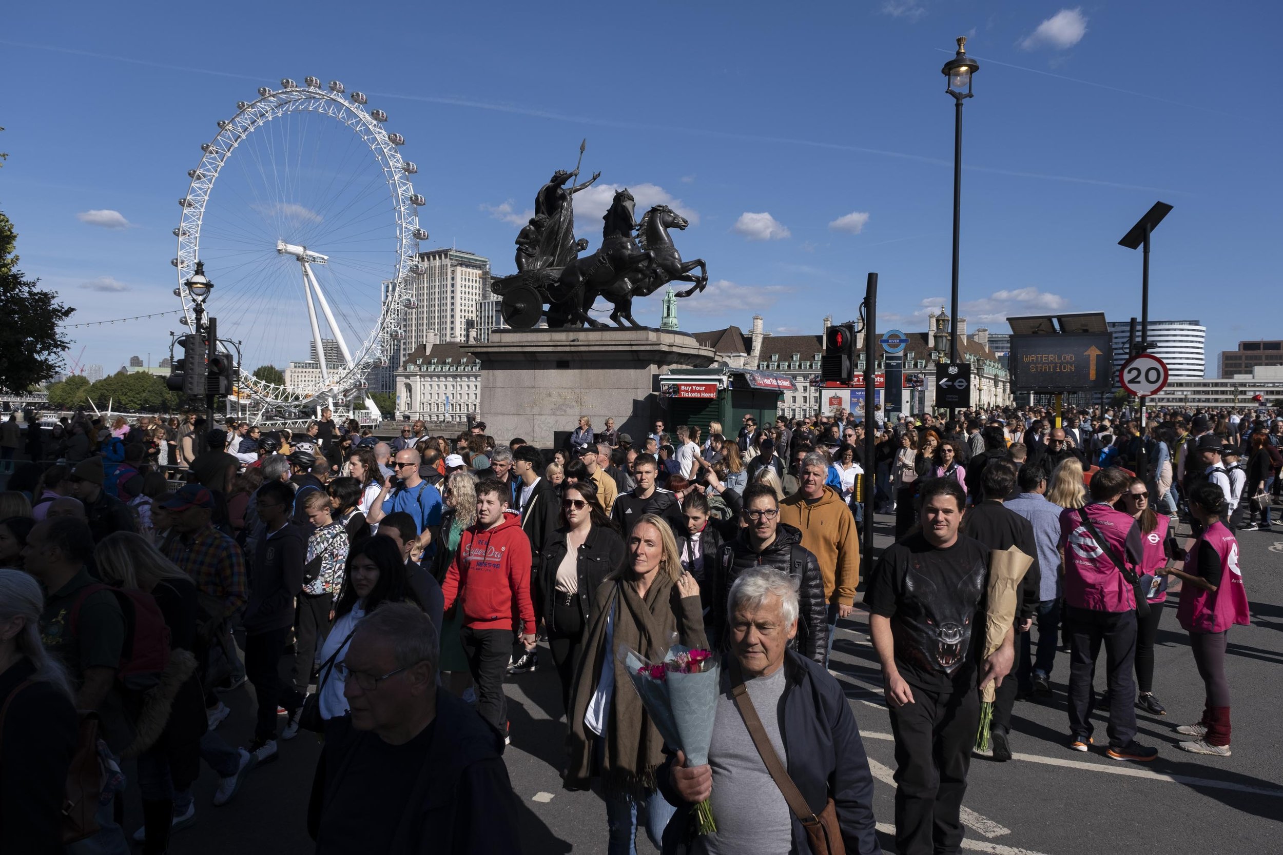  Unprecedented crowds come to London to experience history in the making. 