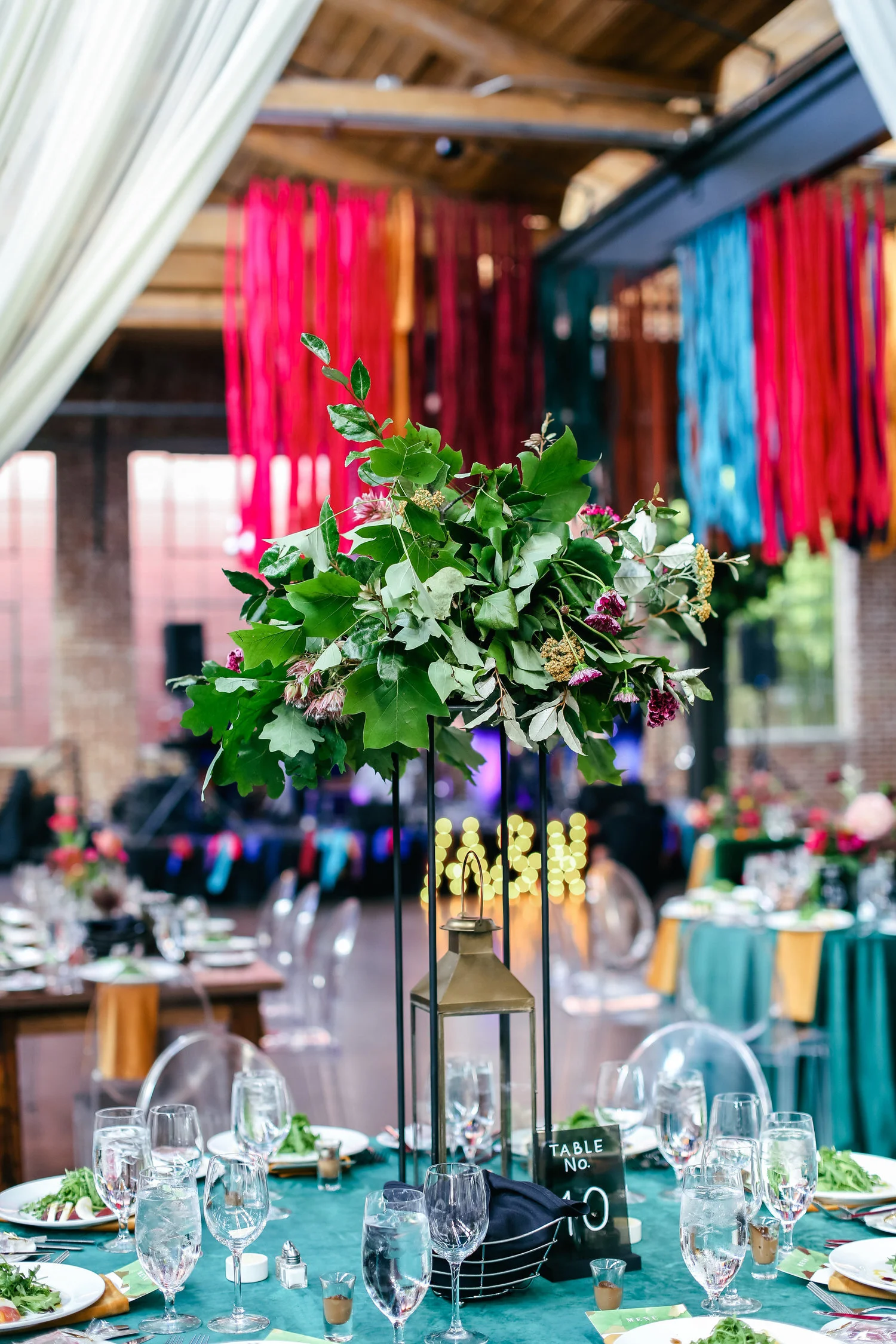 Amanda Jewel Floral + Design is a wedding florist located in Bozeman