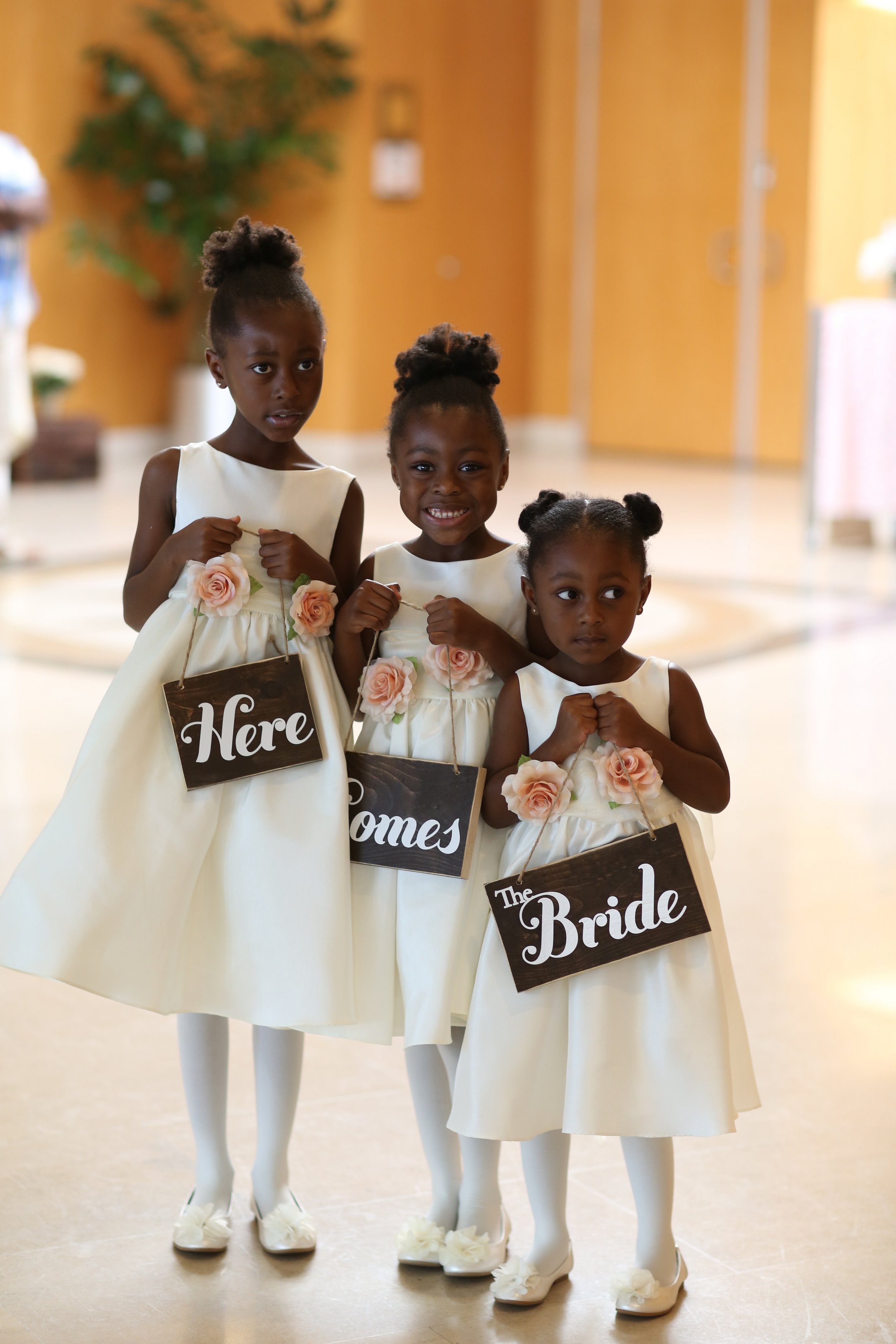 How adorable are these sisters?!! Cutest flower girls ever!