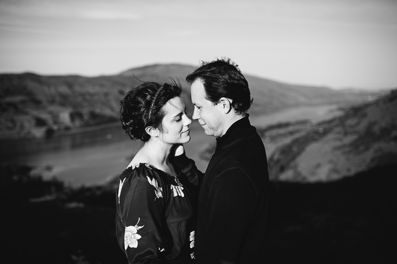 rowena-crest-columbia-gorge-engagement-015.jpg