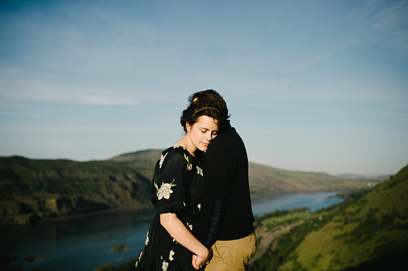 rowena-crest-columbia-gorge-engagement-016.jpg