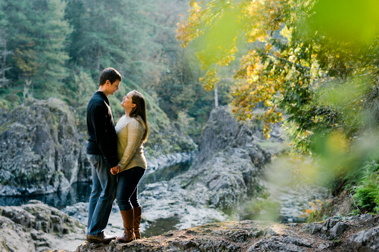 washougal-river-fall-engagement-20.jpg