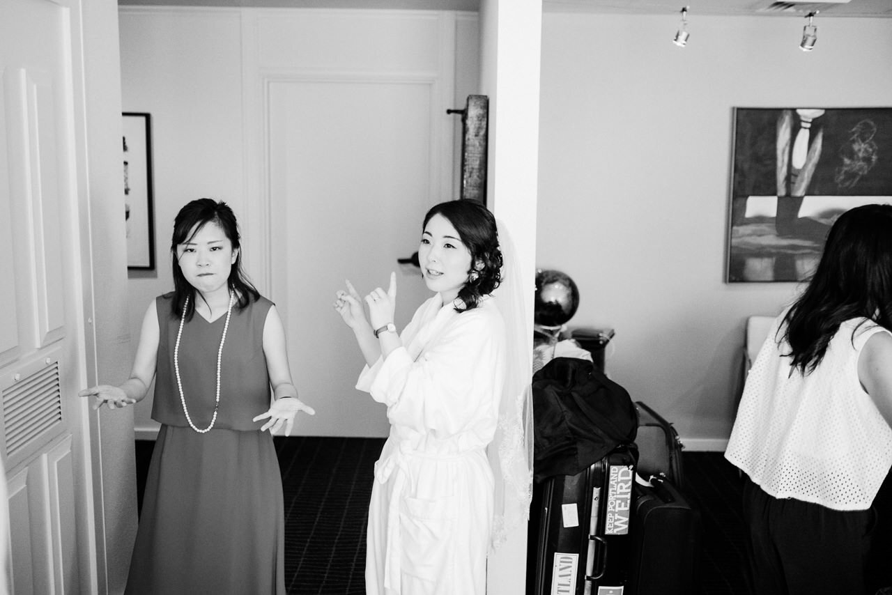  Funny candid expressions during bridal getting ready 