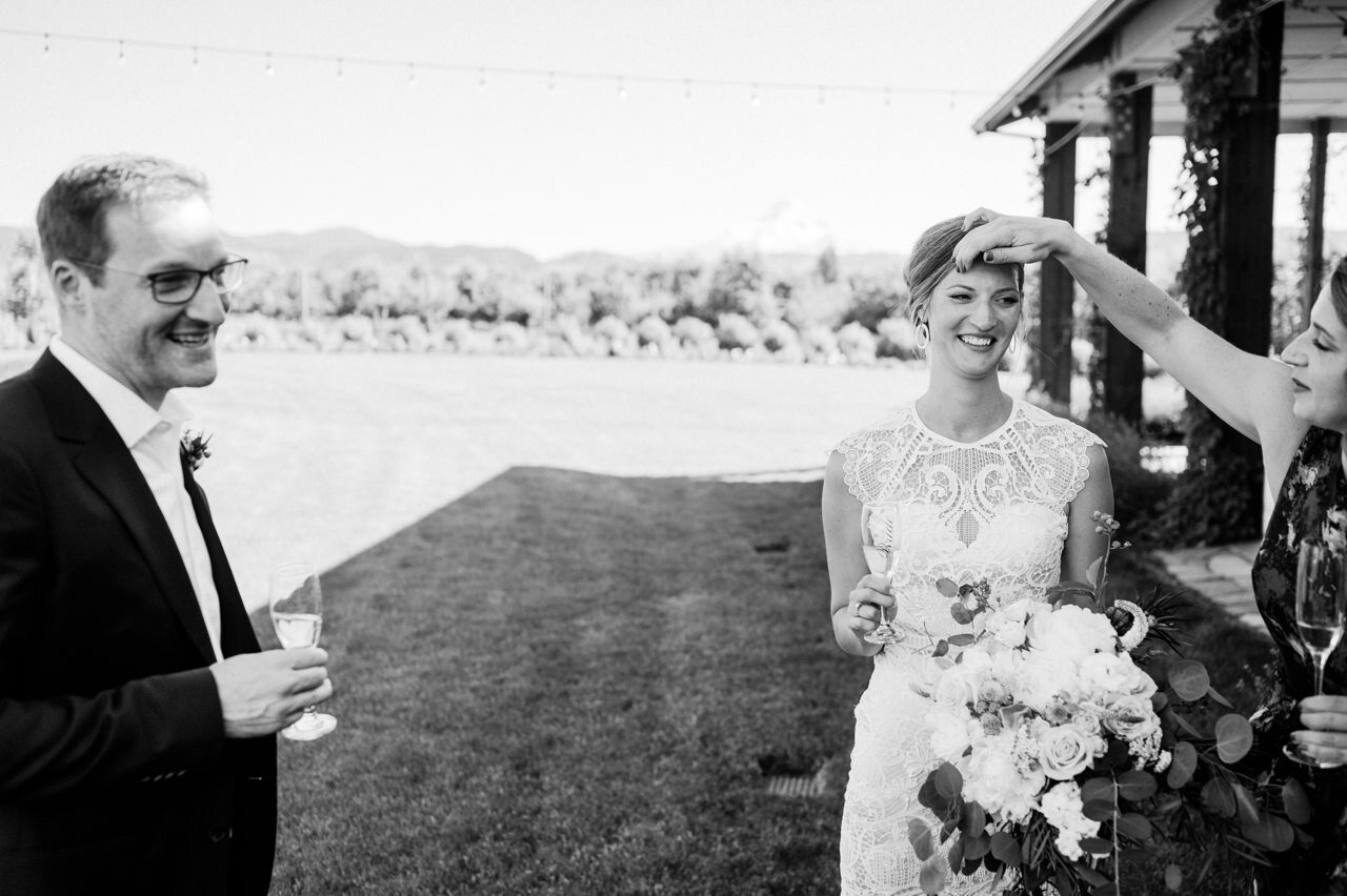  Maid of honor candidly fixes bride's hair after toast 