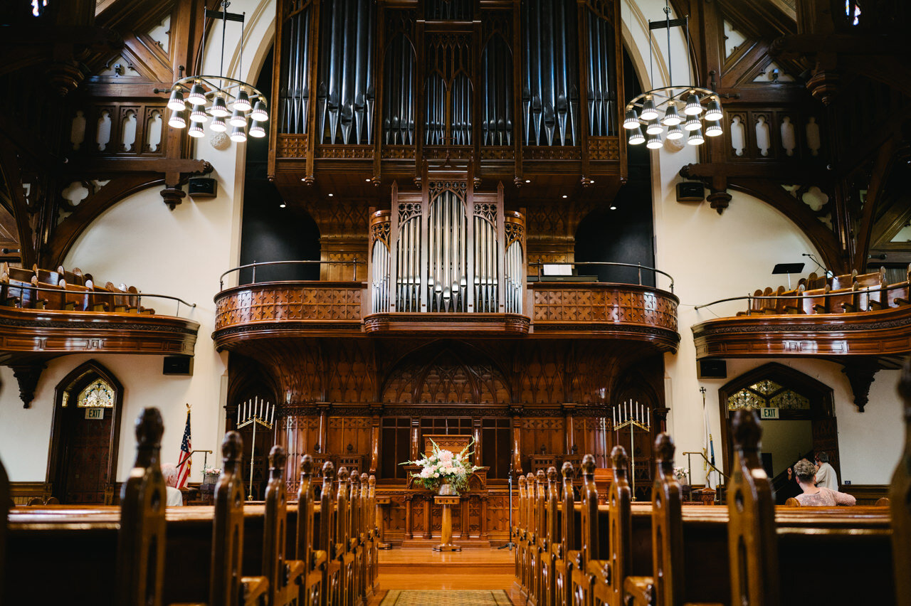  Inside the wedding venue first presbyterian church in Portland Oregon with center florals 