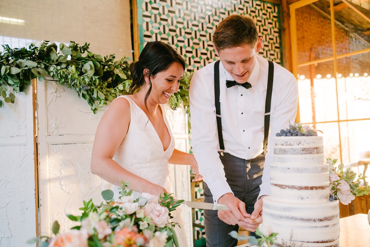  Couple cuts blueberry covered wedding case 