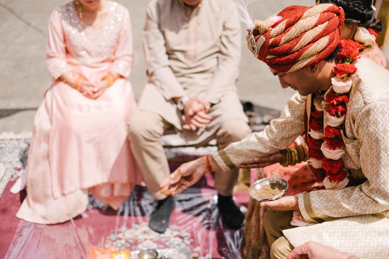  Groom tosses spices into fire in Indian ceremony 