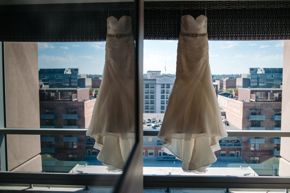 OMAHA-MARRIOTT-WEDDING-DOWNTOWN-MARRIOTT-OMAHA-WEDDING-PHOTOGRAPHER-JM-STUDIOS-003.jpg