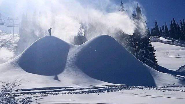 Starting the week on a high note🕺🏼
.
.
.
#gunsofglory #chazz #besttimeofyear #sunsoutgunsout #snowmaking #sevenstep #sustainableslopes #snowlogic