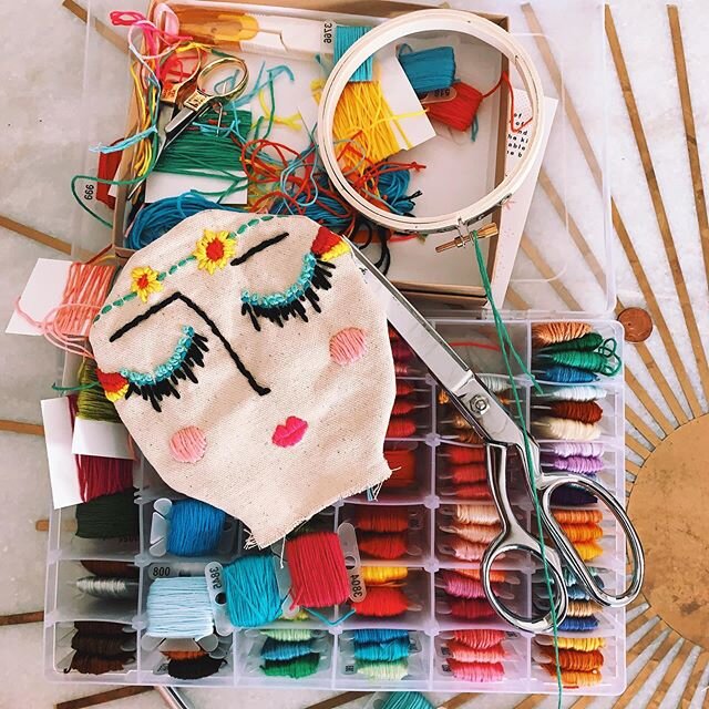 A nice day for painting  with string 🌈 🎨 🧵 .
.
.
.
.
.
#embroideryart #rainbowsarerad #makingdolls #illustrator #happyhobby