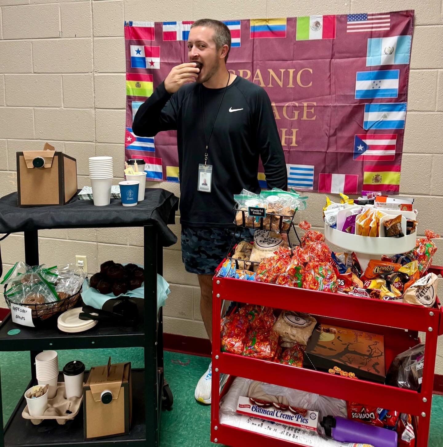We need volunteers for Monday to help stock the Happy Cart! The Happy Cart is a monthly treat for our amazing teachers - filled with store bought or home made goodies. Sign up to help out at the link in bio! 🍪🍩🍞🥨🍿