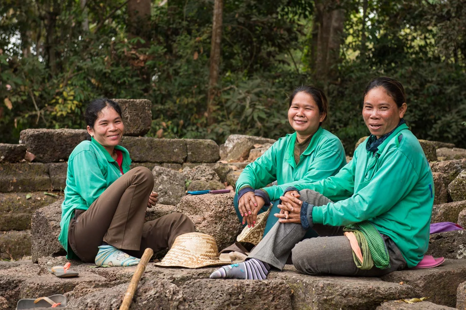 Temple groundskeepers having a break; Nikon D4S, 70mm, f/5.6, 1/100s, ISO 180