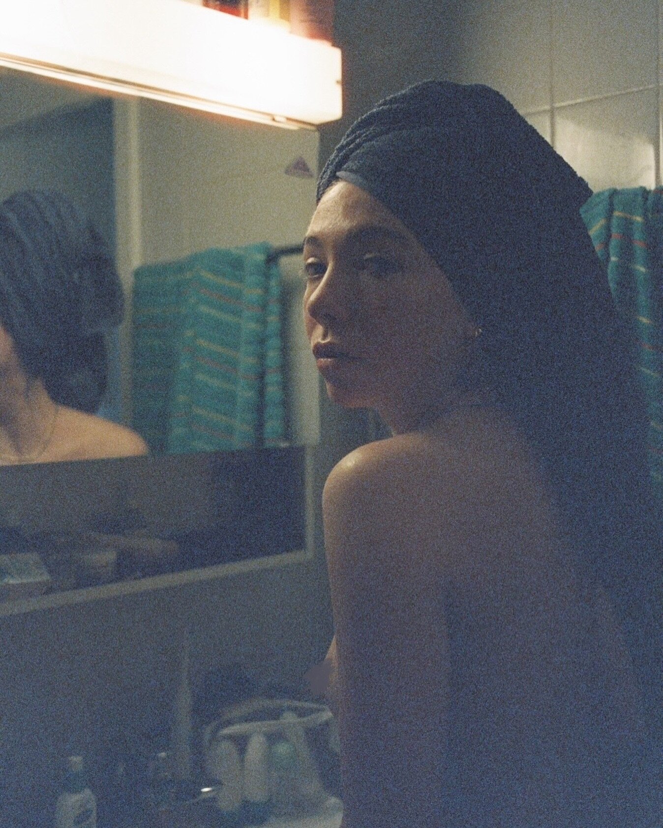 when moni was away and i entertained myself by making self portraits in their bathroom. this one gives me (unintentional) girl with a pearl earring vibes.
