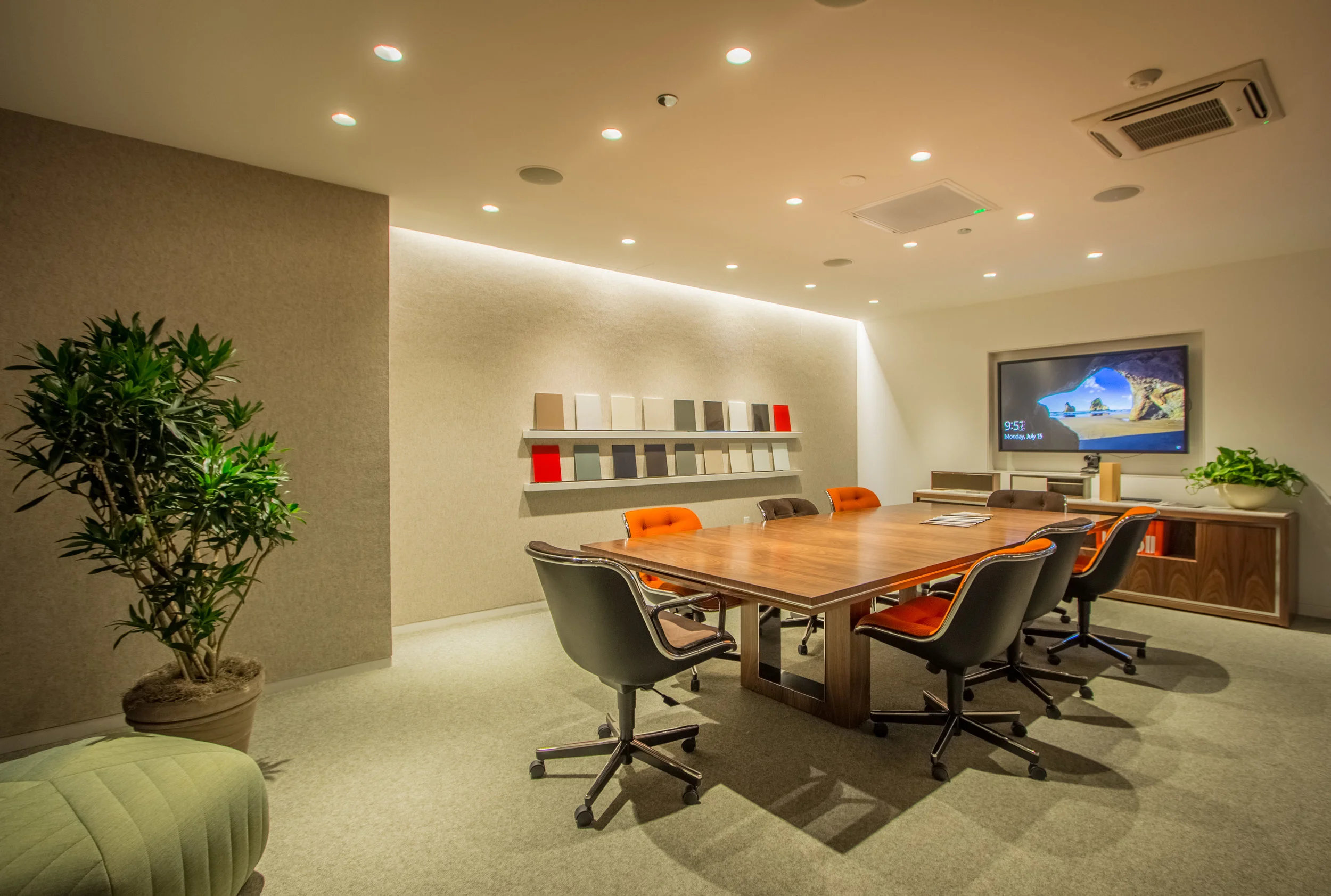 Knoll Chicago Showroom (Office) — Focus Lighting Architectural