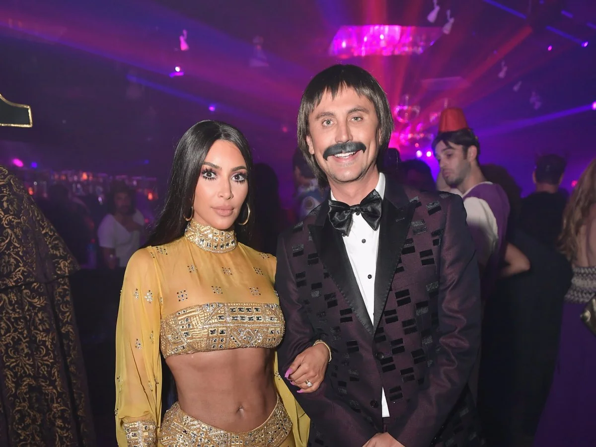 the-outside-of-the-building-was-covered-in-silver-holographic-casamigos-logos-while-the-inside-was-bursting-with-disco-balls-plush-velvet-purple-booths-and-custom-neon-signs.jpg