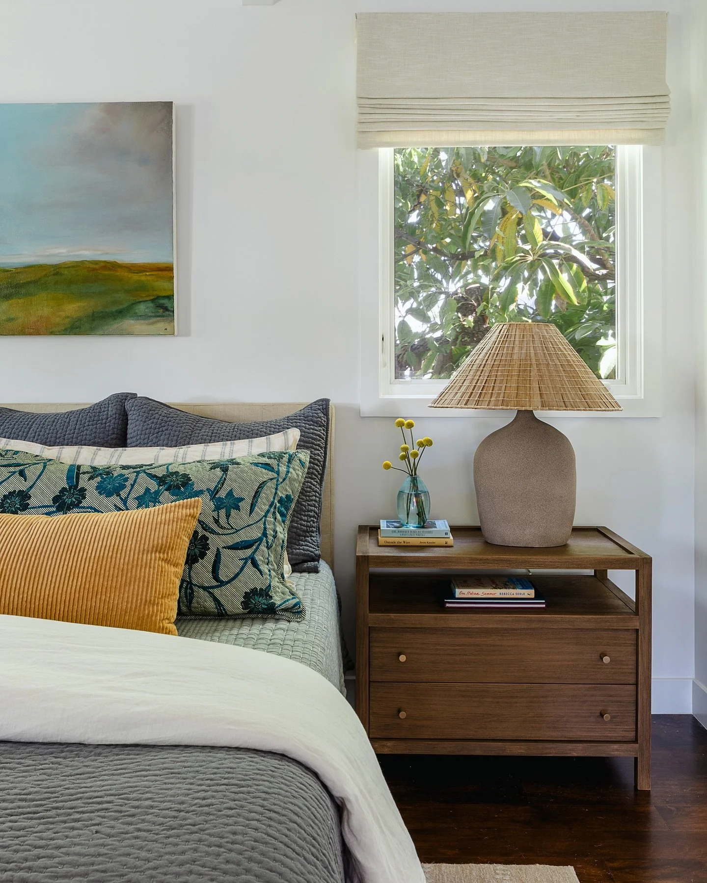 Happy holidays from this sunny treehouse bedroom ✨