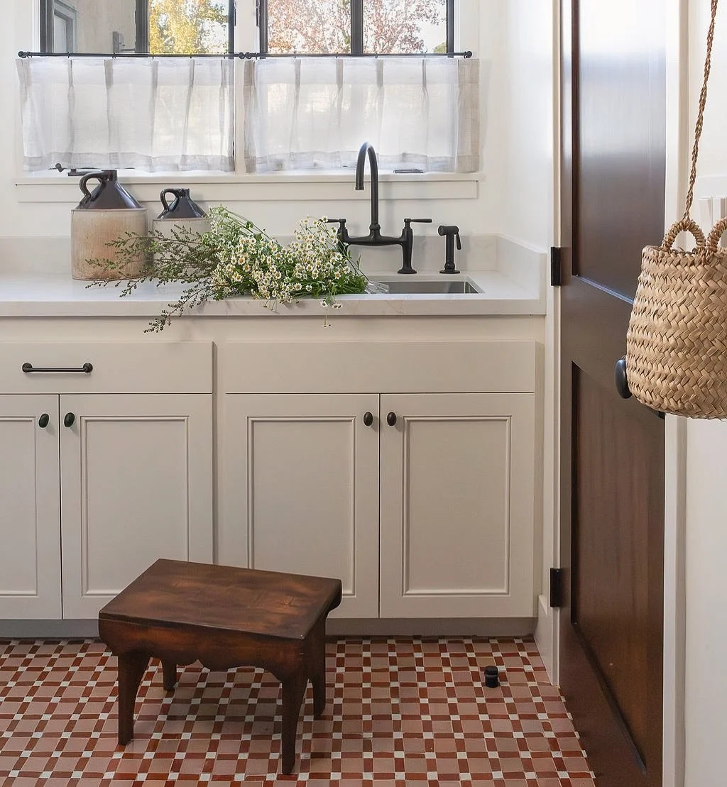 Time-tested way to not hate doing laundry: a fun tile on the floor, storage that hides the chaos and a little vintage zhuzh 

📷 @r.j.guillermo