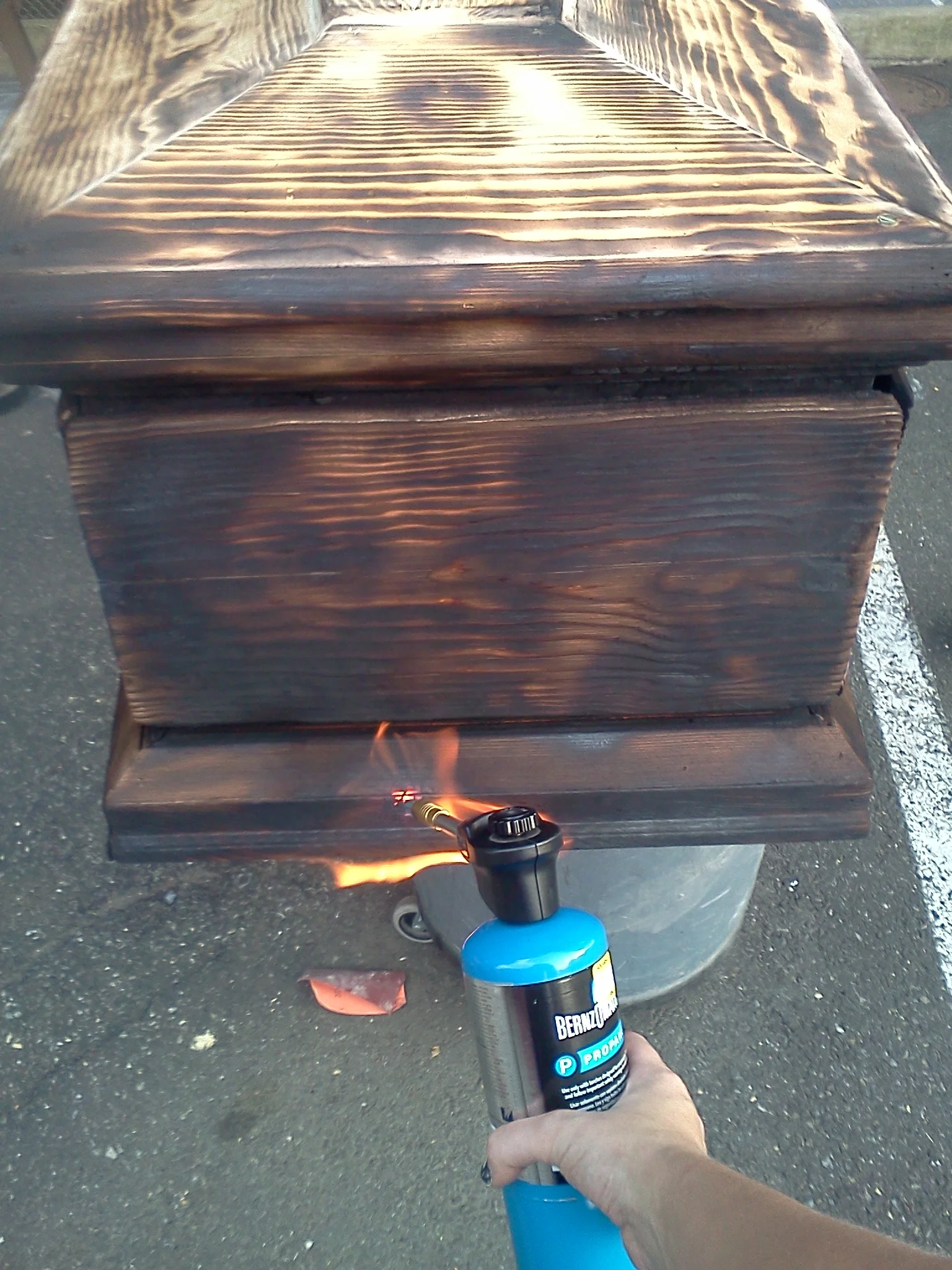  Scorching the coffin, to achieve a burnt look 