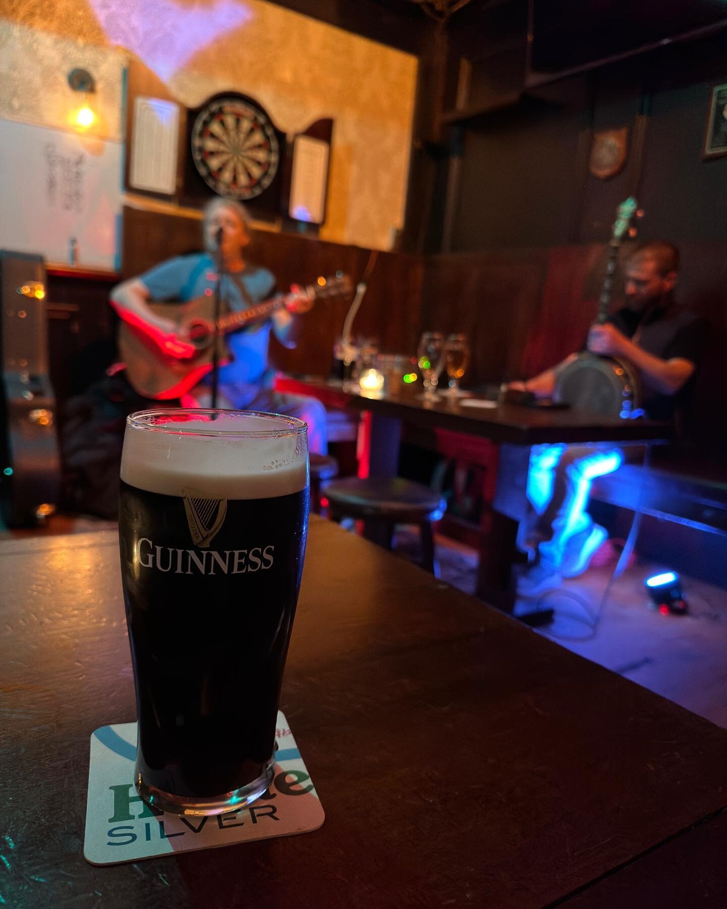 Nice way to close the night at @courtyardalehouse with @allengogarty and Donie ☺️#nycmusic #musicians #irishmusic #irishpubs #banjo #sunnyside #courtyardalehouse