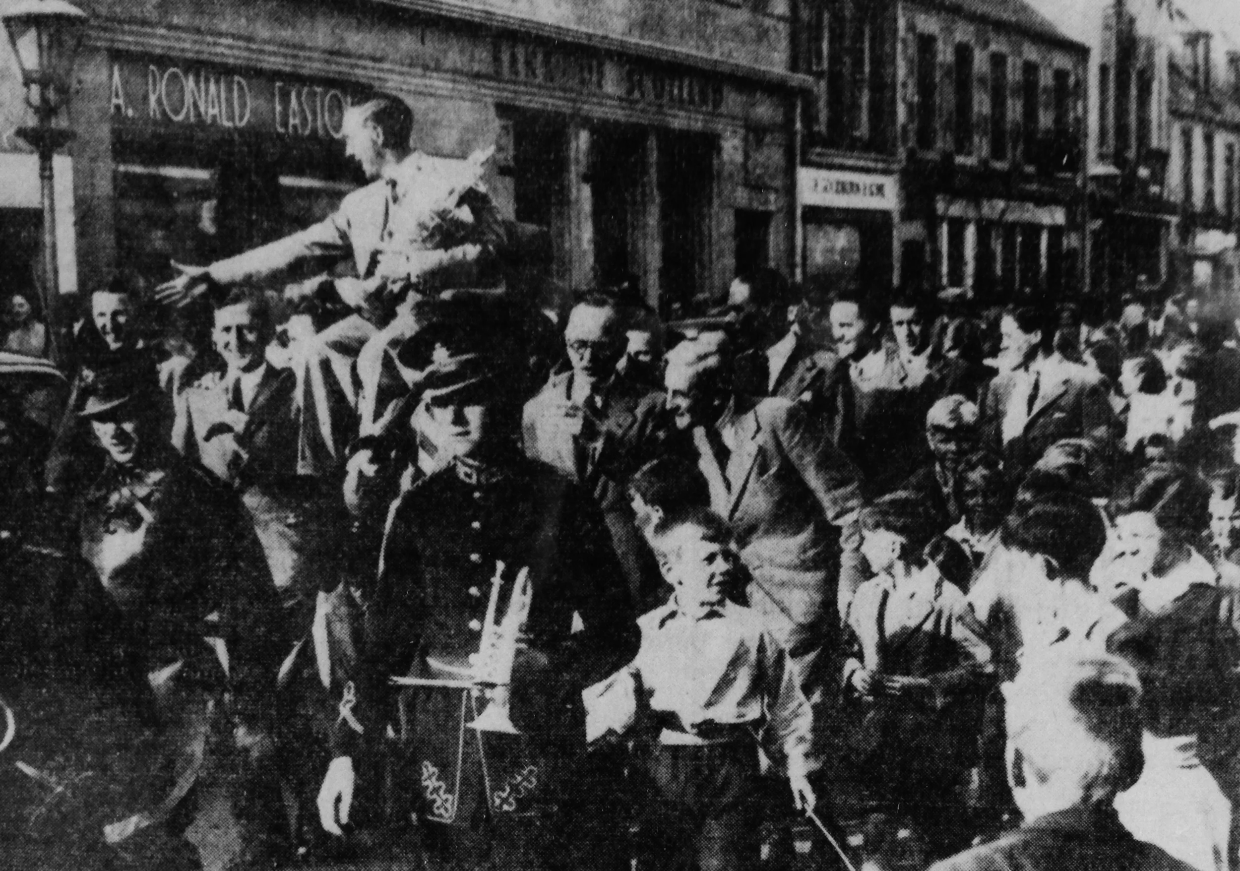 A.T. Kyle is given a civic reception in Peebles on his return