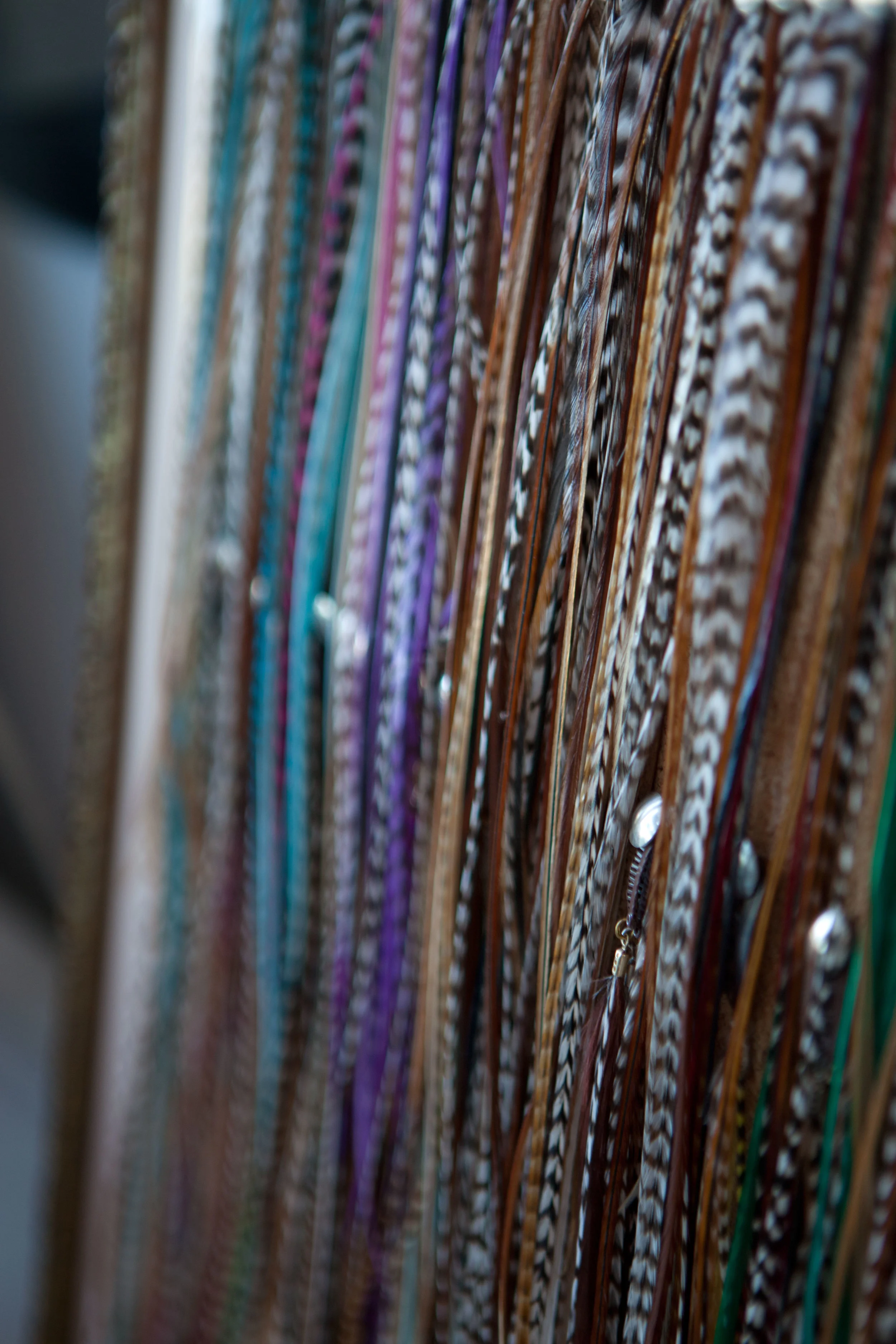 Expositor de extensiones de plumas en Baransu Peluqueros: vienen pisando fuerte también esta temporada.