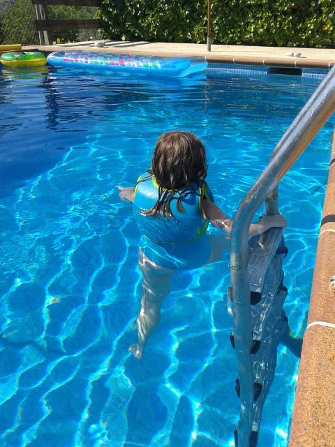 En las piscinas: cloro + pelo rubio = mejor prevenir.
