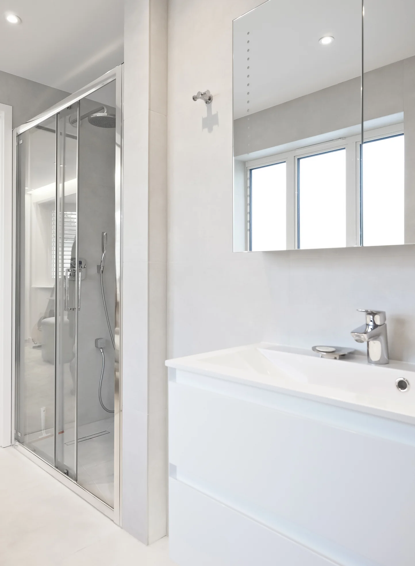 All bedrooms enjoy ensuite bathrooms in light grey stone and contemporary fittings. 