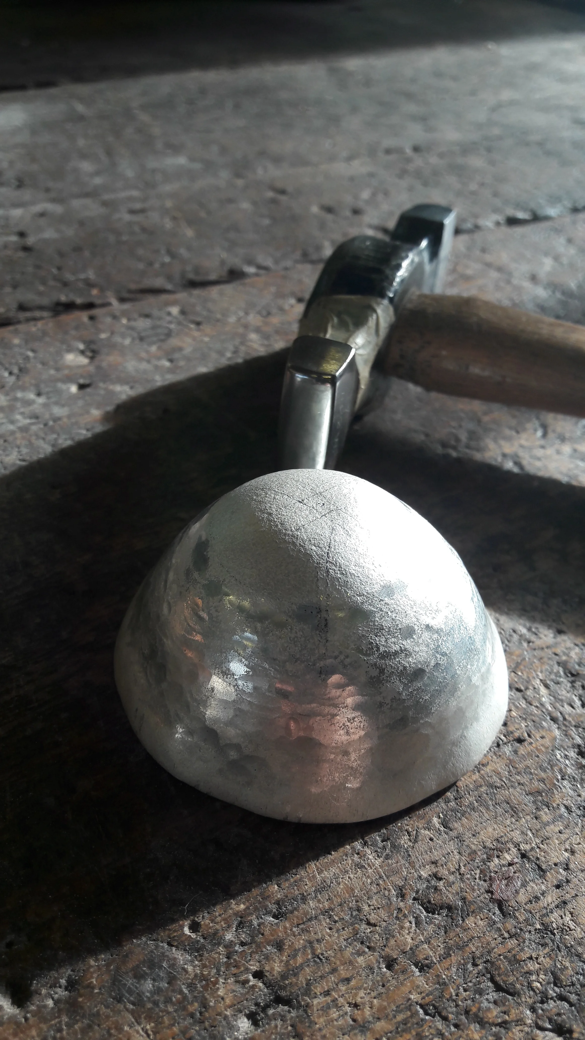 Using a different type of hammer for this part. All those tiny dimples on the silver are created by the strikes of this hammer......