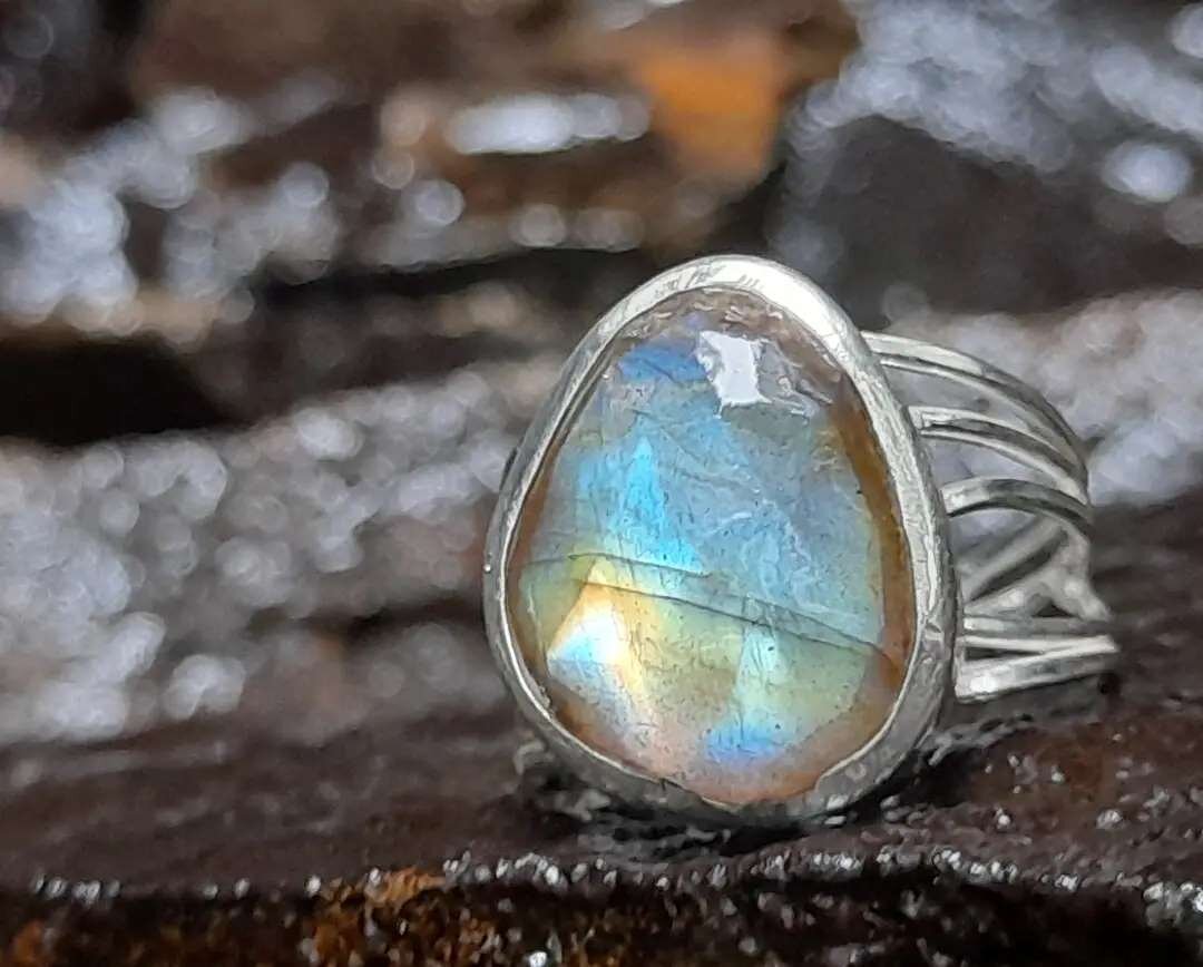 Love the flash in this Labradorite, so tempted to keep it for myself!
.
.
.
#JewelleryDesigner #HandmadeIsLuxury #Labradorite #StatementJewellery #StatementRing #OneOfAKind