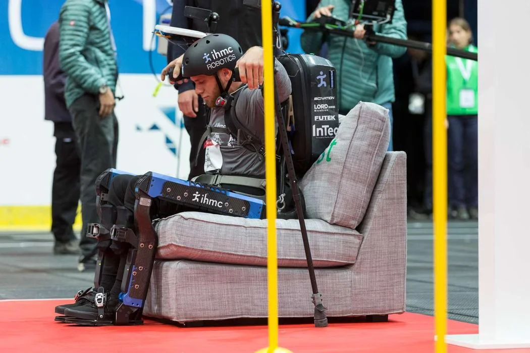 IHMC pilot Mark Daniel preparing to stand from the couch. Credit: ETH Zürich/Alessandro Della Bella