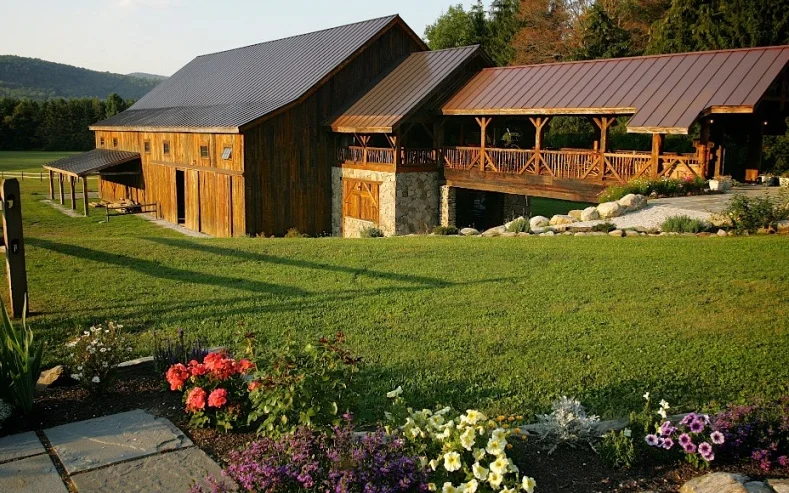 Riverside Farms is the perfect location for your quintessential Vermont wedding. The property boasts six beautifully restored barns, over 700 acres, a working farm and much, much more. Riverside Farm is the country’s most exclusive wedding venue only serving 15 weddings a year with several venues to choose from for your Vermont Wedding.
