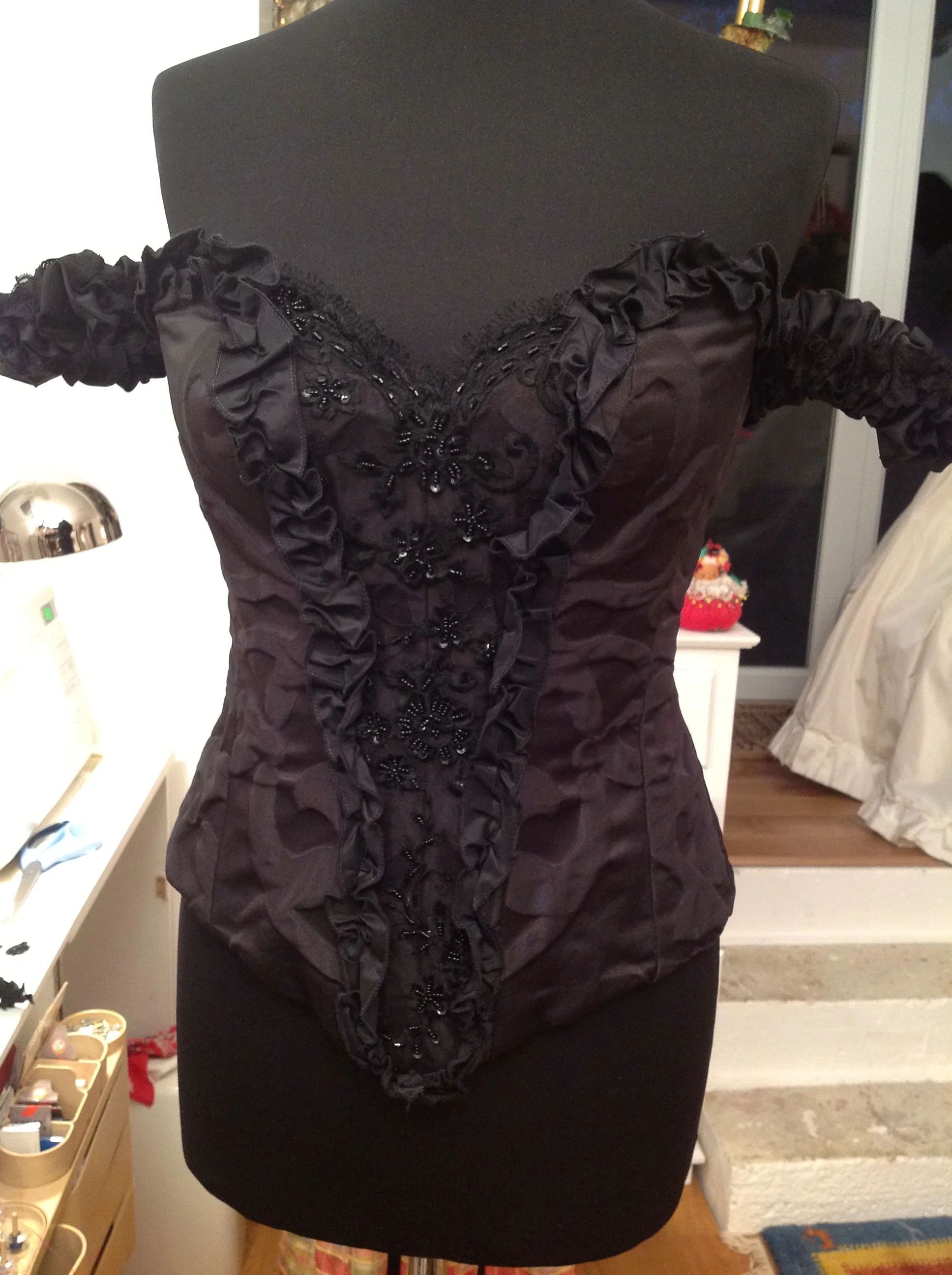 Corset en brocart noir, taffetas de soie et dentelle avec manchettes