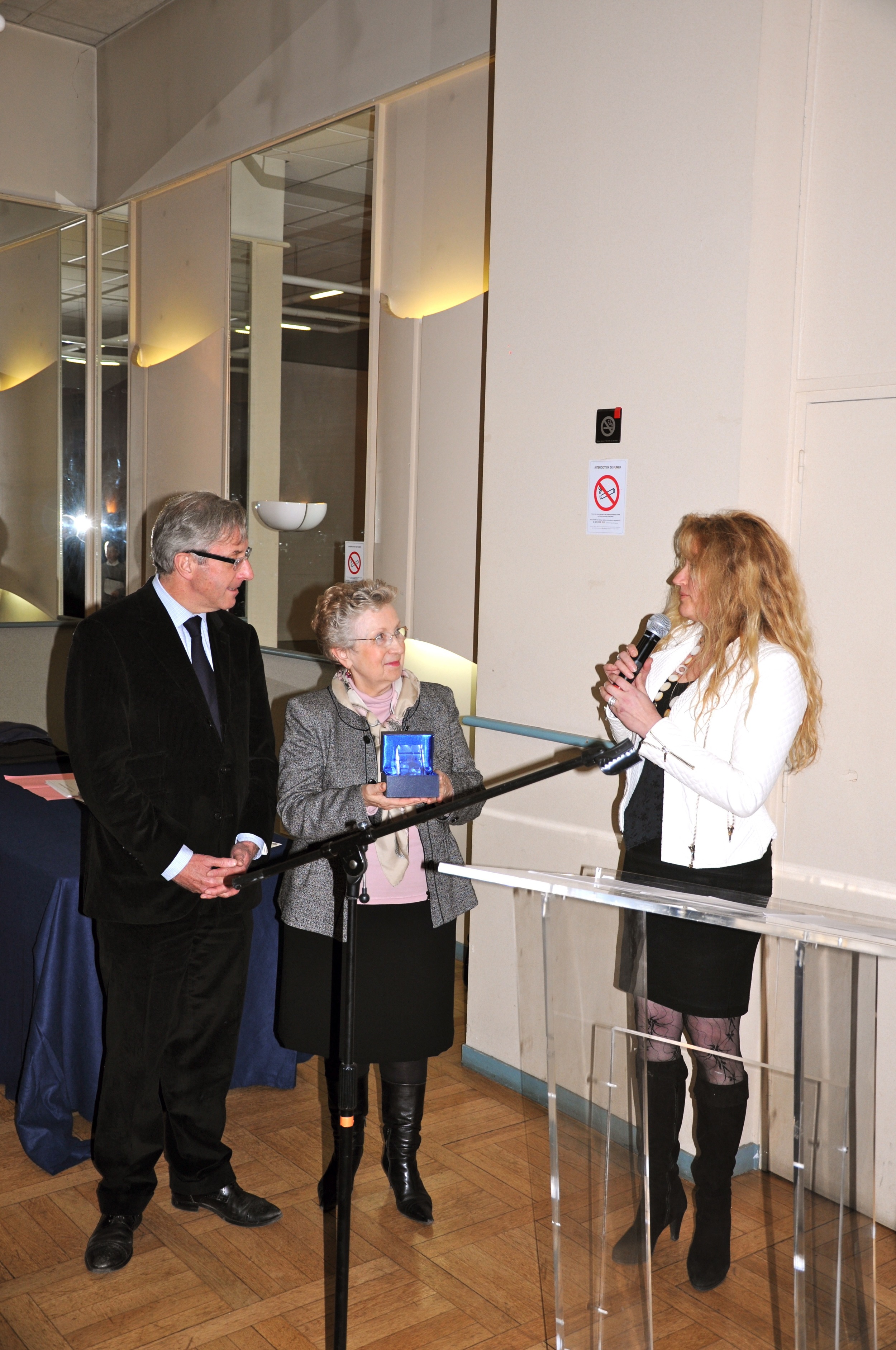 Agnès Szabelewski reçoit un prix "le Cheval d'Excellence" des mains du Maire de Marly-le-Roi, Monsieur Jean-Yves Perrot, pour la qualité de son travail. Décembre 2013.