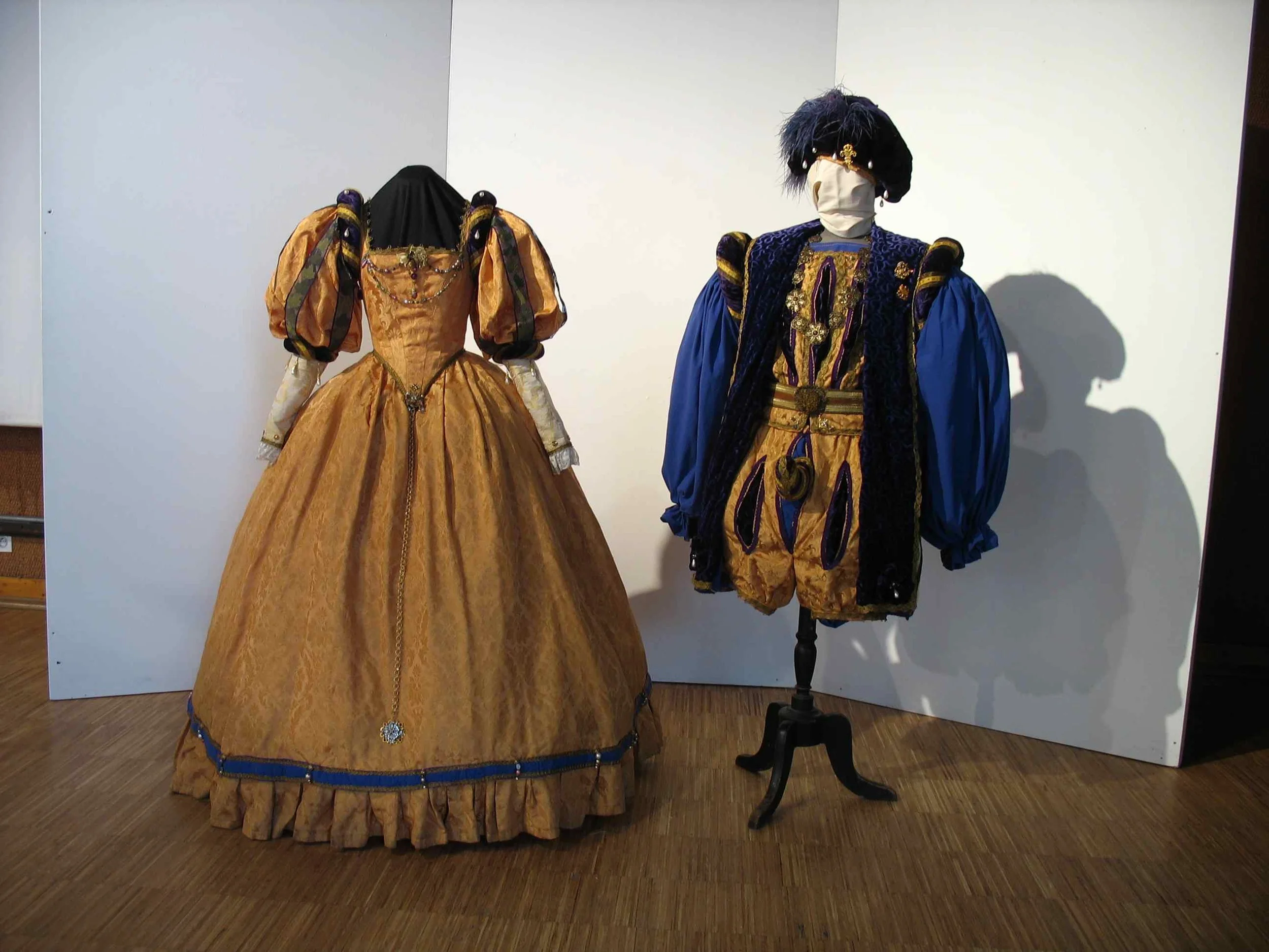 Exposition des artistes Marlychois lors des salons des jeunes artistes - Agnès Szabelewski expose ses costumes d'époque