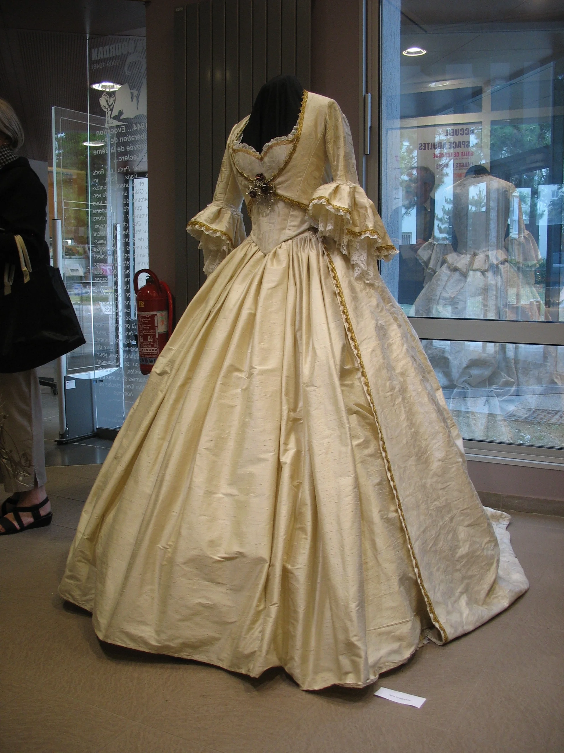 Robe d'Agnès Szabelewski pour l'exposition des artistes Marlychois en mai 2011