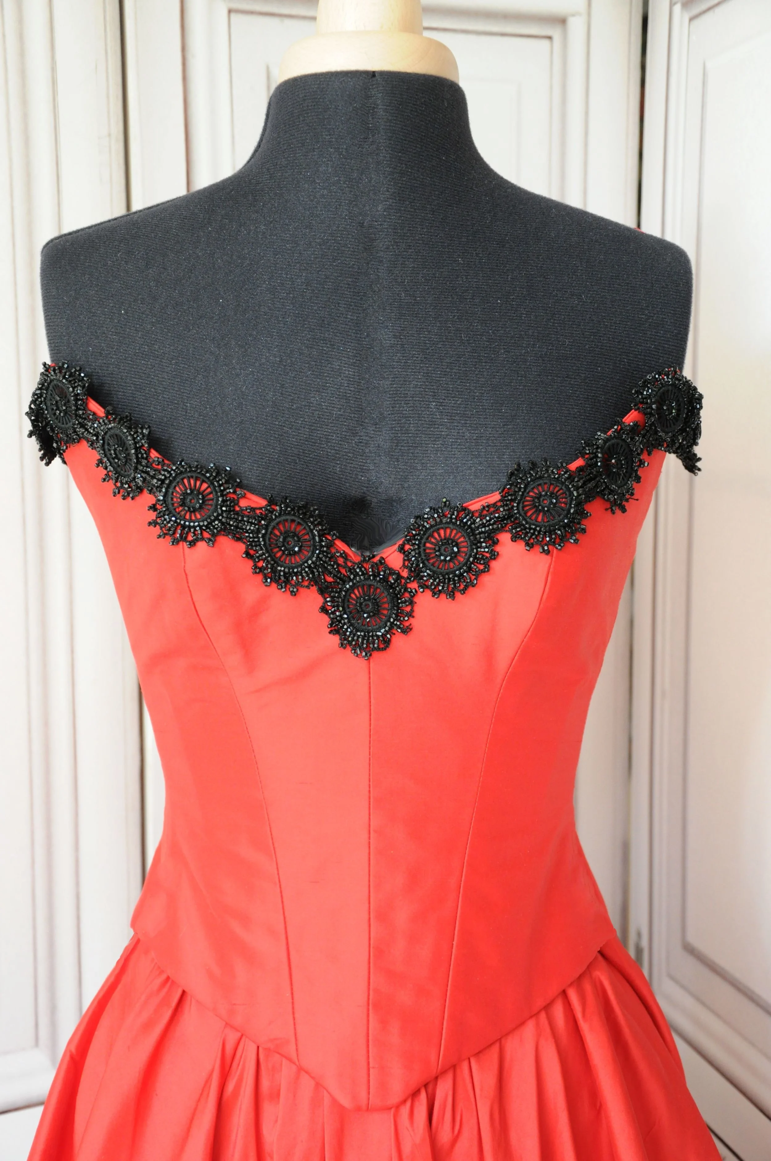 Robe de cocktail en taffetas de soie rouge décorée de jais ancien