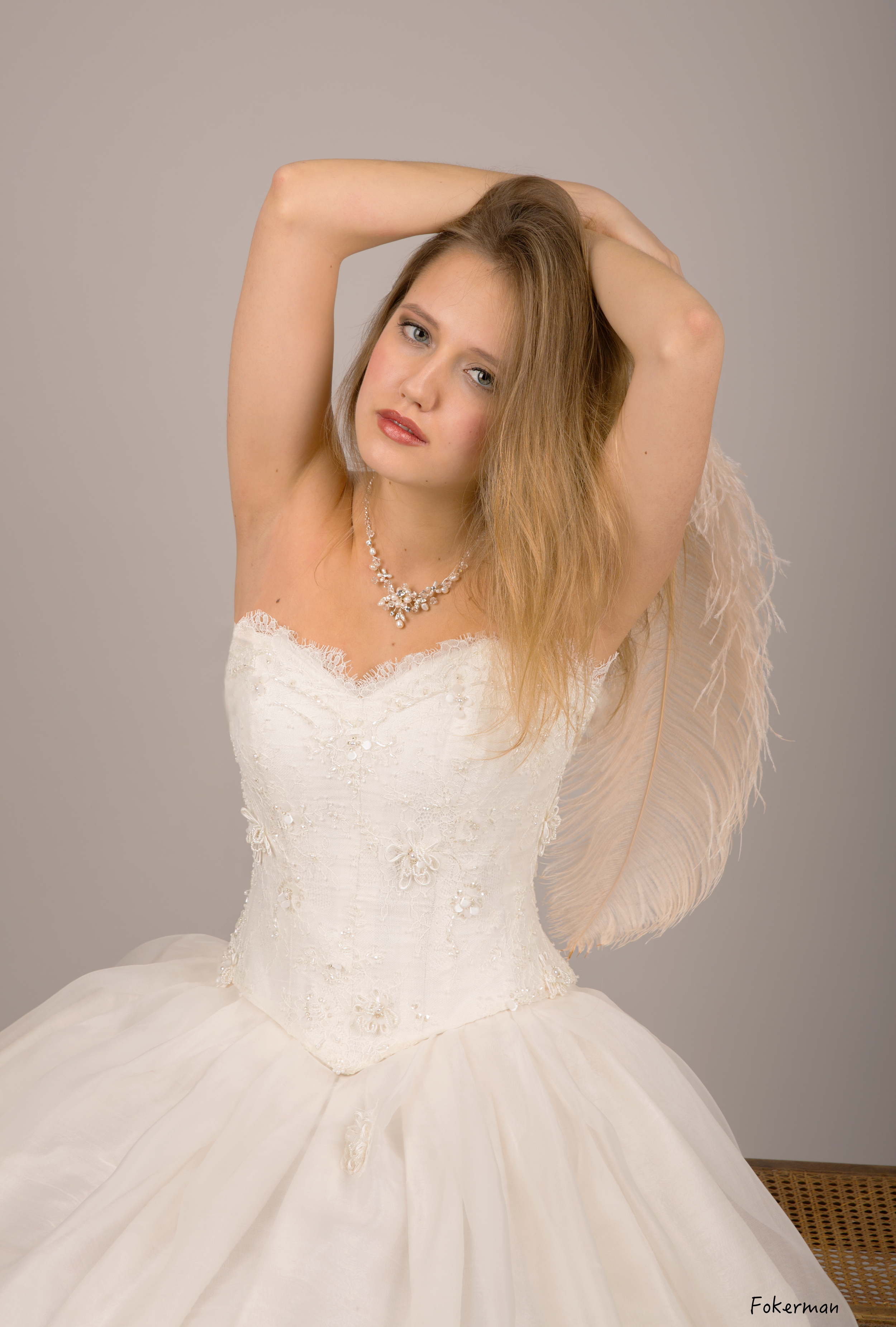 Robe de mariée Joshanna avec corset rebord de dentelle délicate et jupe en organza de soie. Crédit photo : Fokerman