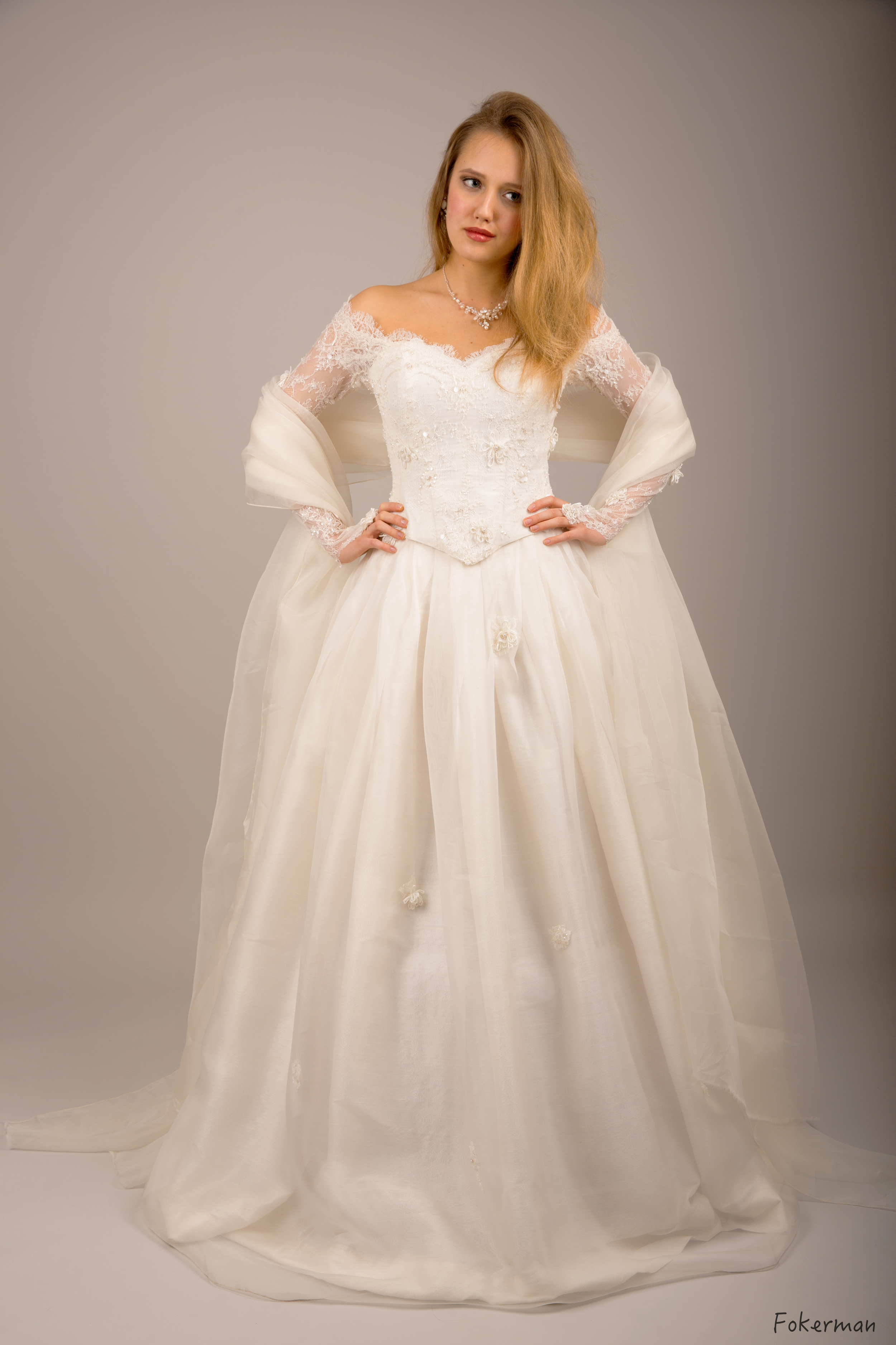 Robe Joanna avec corset de dentelle brodée et manches, jupe en organza de soie. Crédit photo : Fokerman