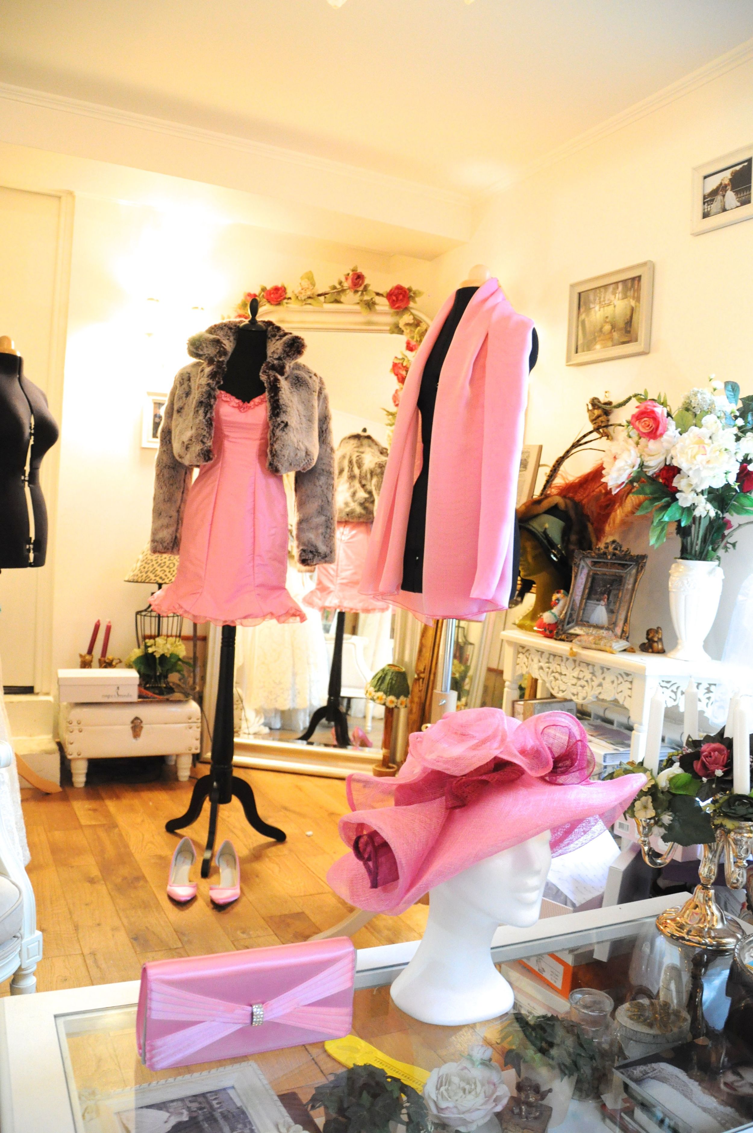 Tenue de cocktail en soie rose, boléro en fausse fourrure, sur mesure