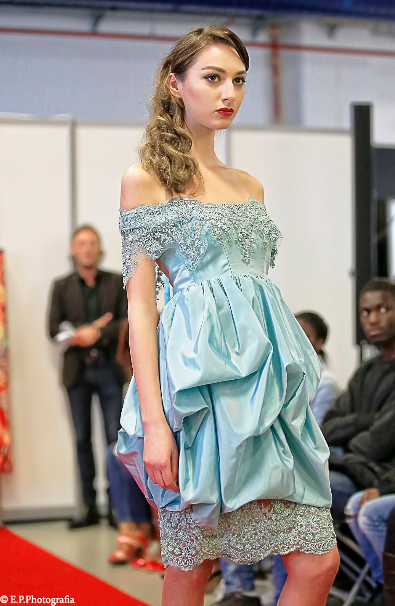 Robe de cocktail bleue en taffetas et dentelle brodée perlée Agnès Szabelewski.jpg