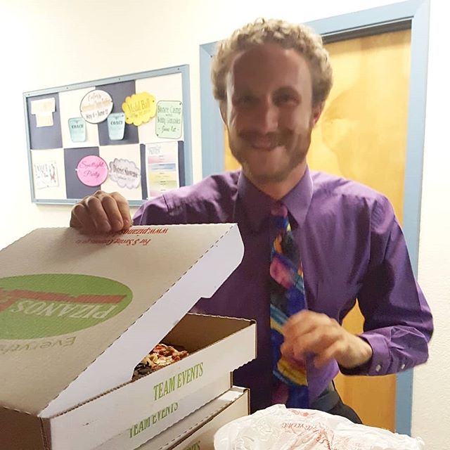 &quot;Who had the double cheese sausage and bologna?&quot; Bruce and Linda love that Nick reminds them of Jeff Spicoli from Fast Times at Ridgemont High so they had pizzas delivered for him!

#wehavethebeststudents #fasttimesatridgemonthigh
#arthurmu