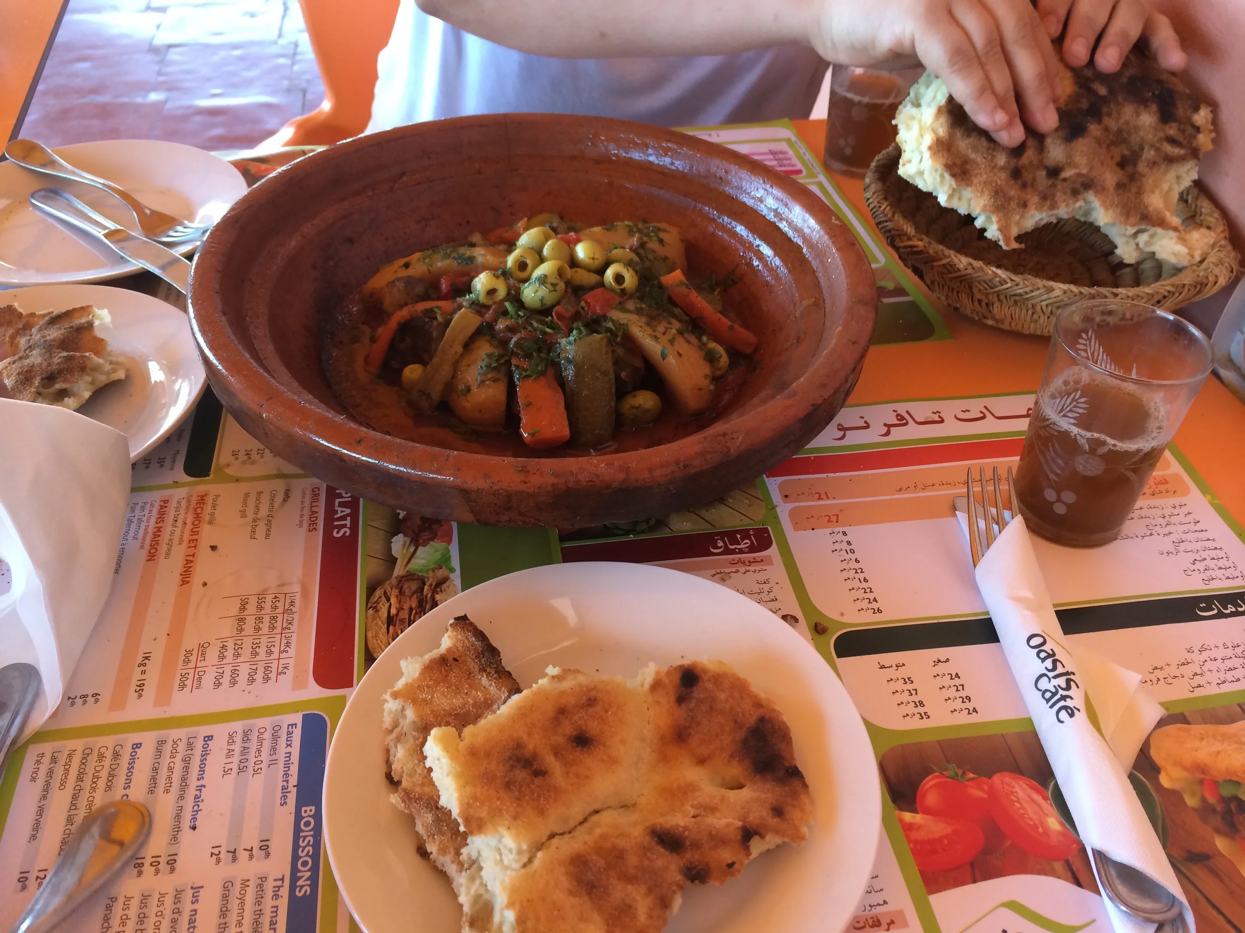 Claypots at the rest stop, no utensils allowed