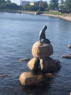 The Little Mermaid, famous tourist sculpture in Copenhagen.JPG