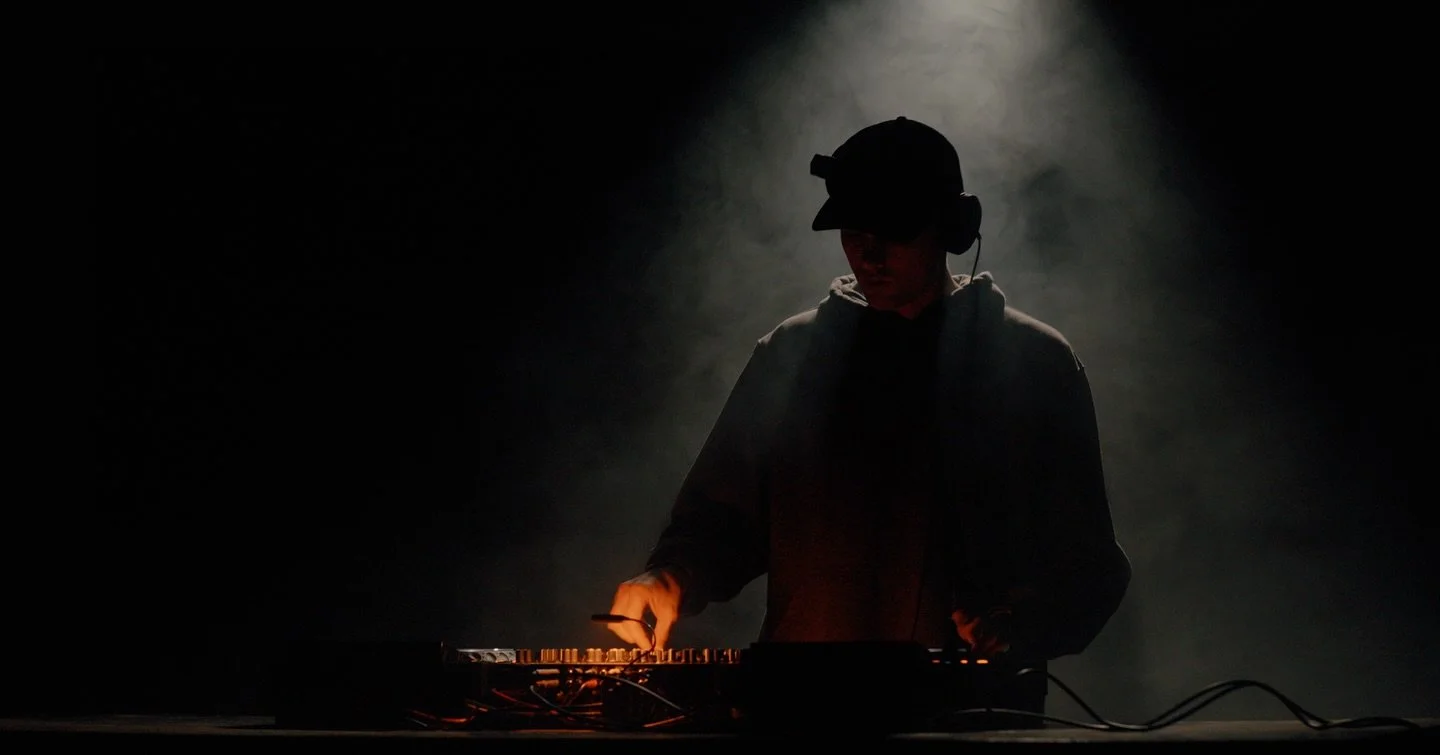 SCULPTURE_022 - Liam James

dj mix film on YouTube (bio)

performance | @leeumjdj 
location | @durhamfruit 
camera | @visual.canopy 
audio equipment | @sentient_selections 
.
#djmix #djset #housemusic #deephouse