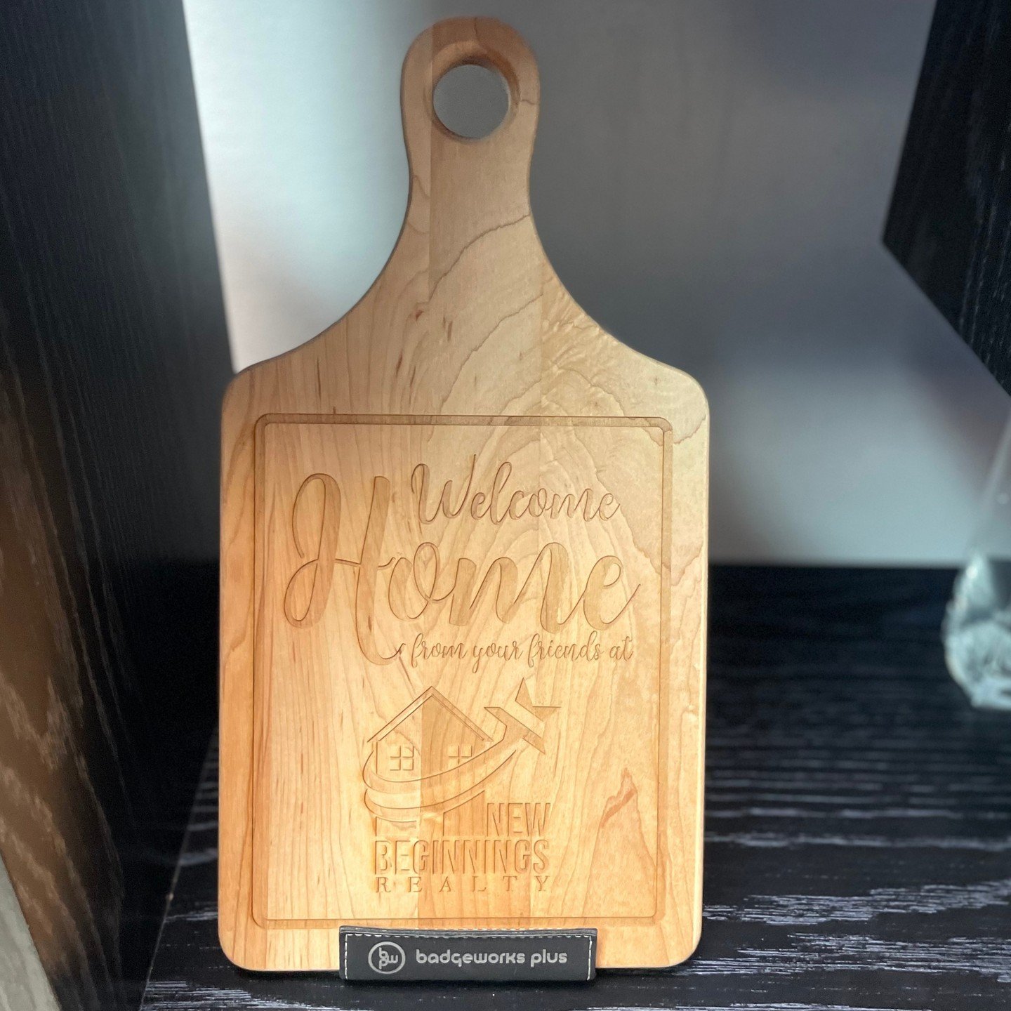 We created this custom engraved cutting board for a realty company to gift their clients at closing&mdash;a thoughtful, lasting way to say &ldquo;Welcome Home&quot; ✨ 🏠

Looking for branded gifts your clients will love (and actually use)? Let&rsquo;