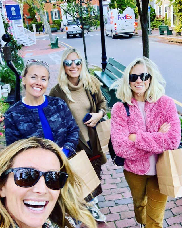 Took the weekend off for some much needed girl time 🙋🏼&zwj;♀️💃🏼🍸💕 #myfriendsarehotterthanyours #windyhairdontcare #sunglassesallweekendlong