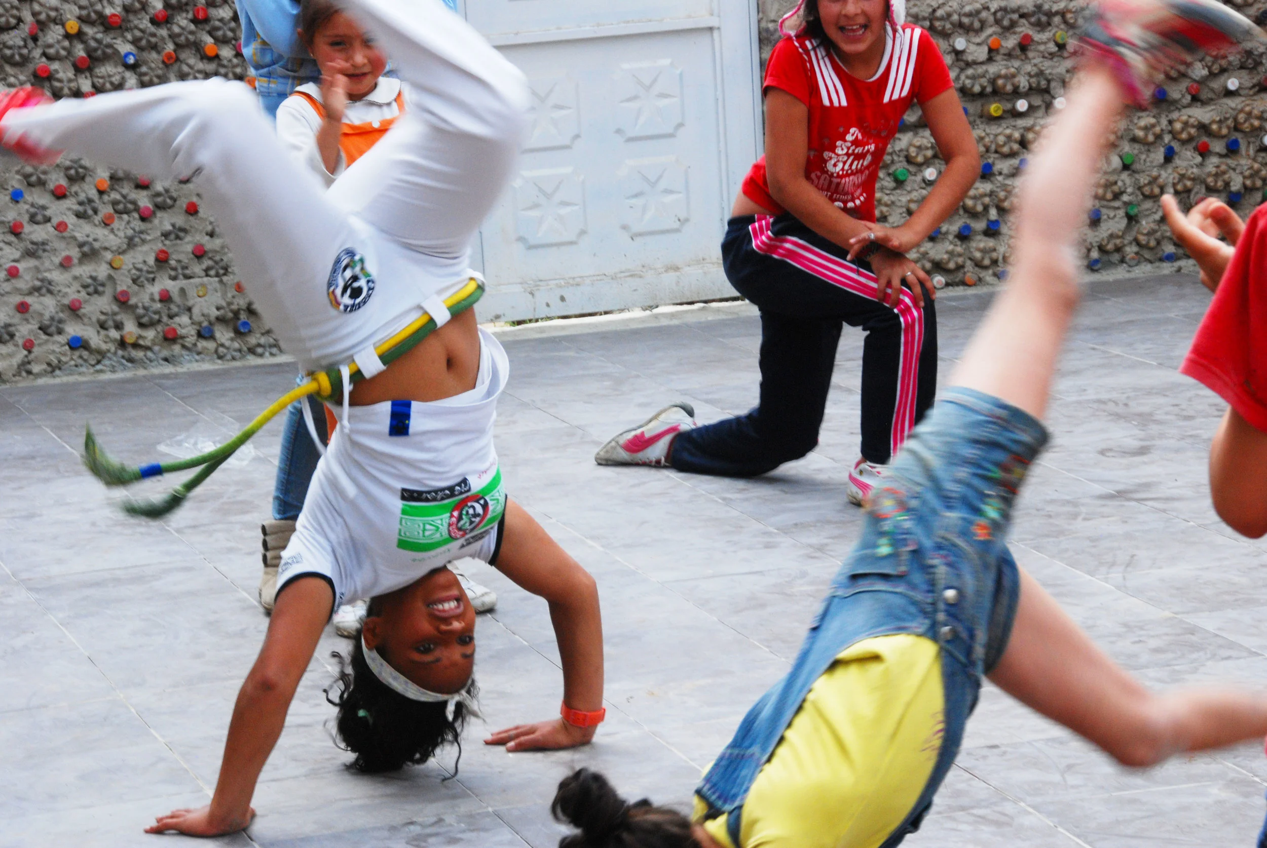 Playing for Freedom instructors teach children in Cazuca 